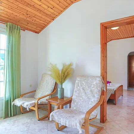 Anna Agios Stephanos Apartment